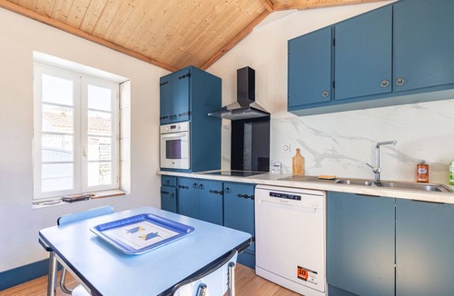 Le Chateau-d'Oleron House | Holiday Home “Maison Cosy Avec Cour” with Private Terrace and Garden