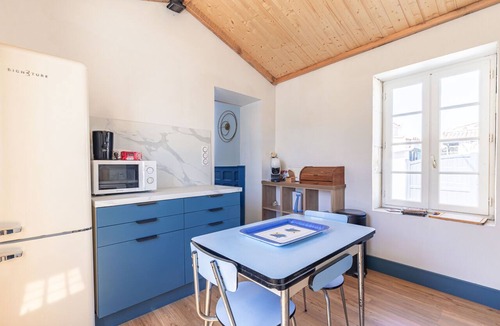 Le Chateau-d'Oleron House | Holiday Home “Maison Cosy Avec Cour” with Private Terrace and Garden