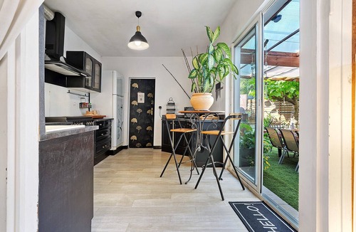 Pineuilh House | Holiday Home 'Chez Moi' with Private Garden, Wi-Fi and Air Conditioning