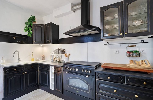 Pineuilh House | Holiday Home 'Chez Moi' with Private Garden, Wi-Fi and Air Conditioning