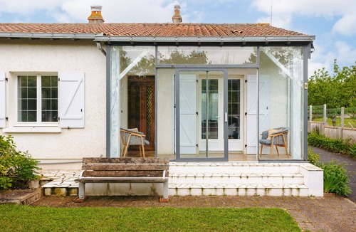 Salles sur Mer House | Holiday Home 'Cottage Chaleureux Proche Ocean' with Private Terrace, Wi-Fi and Air Conditioning