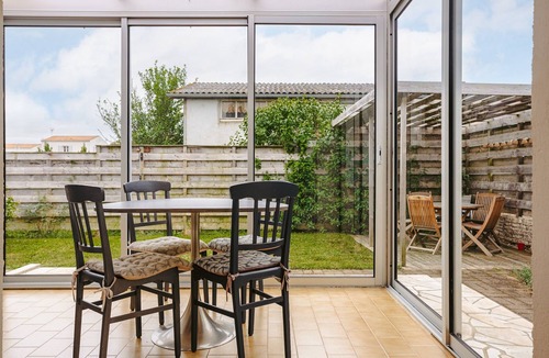 Salles sur Mer House | Holiday Home 'Cottage Chaleureux Proche Ocean' with Private Terrace, Wi-Fi and Air Conditioning