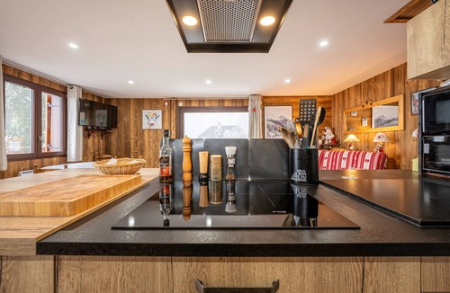 Aillon-le-Jerune House | Holiday Home 'D'Aillon' with Mountain Views, Private Terrace, and Wi-Fi