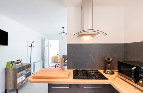 Mimbaste House | Holiday Home 'Des Deux Chênes' with Private Terrace, Private Garden and Wi-Fi