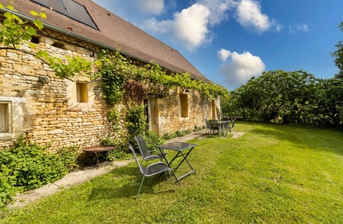 Auriac-du-Perigord House | Holiday Home 'Maison De Vacances Chêne' with Private Terrace and Private Garden