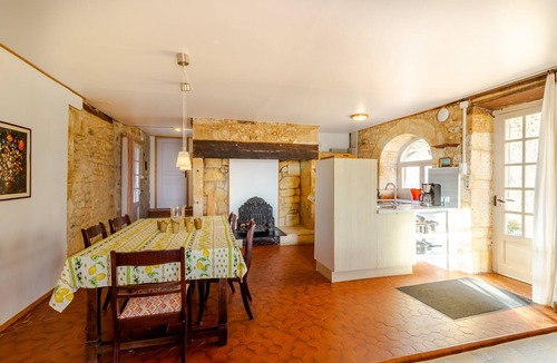 Peyzac-le-Moustier House | Holiday Home “Domaine De La Cipière” with Shared Pool, Terraces & Wi-Fi