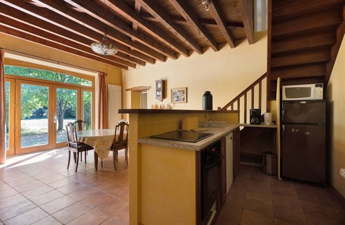 Faye-la-Vineuse House | Holiday Home 'Gite Bonnette, Val De Loire' with Shared Terrace, Shared Garden and Wi-Fi