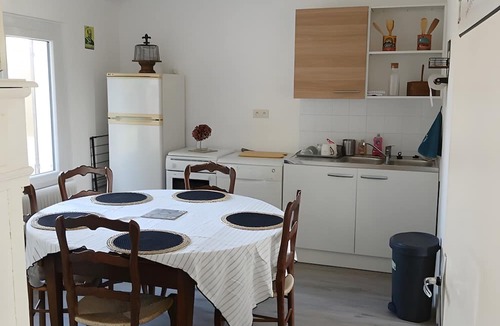 Saint-Florent-le-Vieil House | Holiday Home 'Gîte De L'etrie' with Private Terrace, Private Garden and Wi-Fi