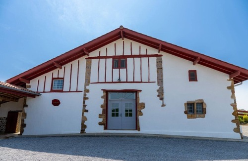 Masparraute House | Holiday Home “Gîte Ithurrondoa” with Private Pool, Terrace & Wi-Fi
