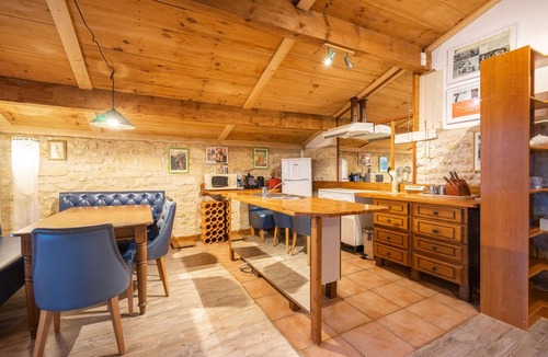 Gemozac House | Holiday Home 'L'arbre - Gîtes De La Tournerie' with Shared Pool, Shared Garden and Wi-Fi
