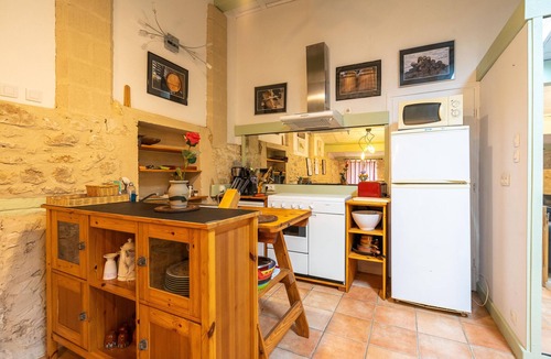 Gemozac House | Holiday Home 'L'atelier - Gîte La Tournerie' with Shared Pool, Private Terrace and Wi-Fi