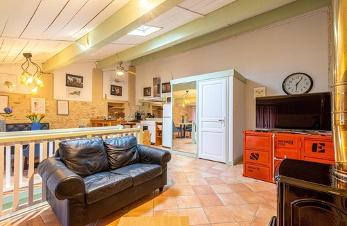 Gemozac House | Holiday Home 'L'atelier - Gîte La Tournerie' with Shared Pool, Private Terrace and Wi-Fi