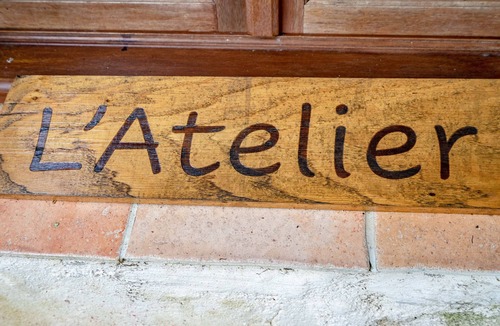 Gemozac House | Holiday Home 'L'atelier - Gîte La Tournerie' with Shared Pool, Private Terrace and Wi-Fi