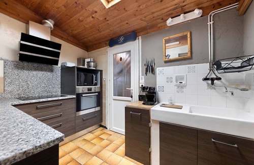 Lanton House | Holiday Home 'La Cabane du Bassin' with Private Terrace, Wi-Fi & Air Conditioning