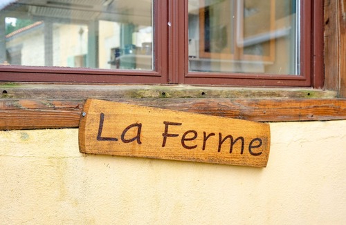 Gemozac House | Holiday Home 'La Ferme - Gîtes De La Tournerie' with Shared Pool, Private Terrace and Wi-Fi