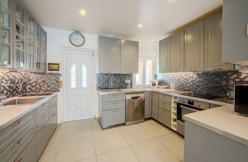 Les Baraques House | Holiday Home 'La Maison Provençale' with Private Pool, Wi-Fi and Air Conditioning