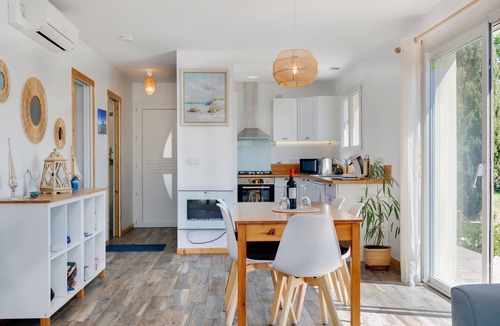 Peujard House | Holiday Home 'Lacaducee' with Balcony, Wi-Fi and Air Conditioning