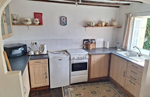Allonnes House | Holiday Home 'Le Ecurie' with Shared Pool, Private Terrace and Wi-Fi