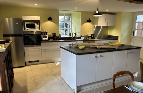 Salles House | Holiday Home “Le Pic Vert”: Mountain Views, Private Terrace & Wi-Fi