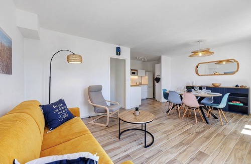 L'Epine House | Holiday Home “L’Epine Bleue” with Private Terrace, Garden & Wi-Fi