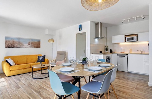 L'Epine House | Holiday Home “L’Epine Bleue” with Private Terrace, Garden & Wi-Fi