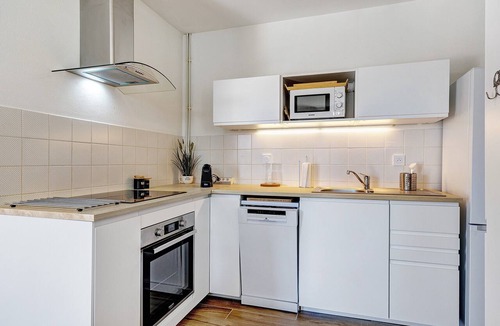 L'Epine House | Holiday Home “L’Epine Bleue” with Private Terrace, Garden & Wi-Fi