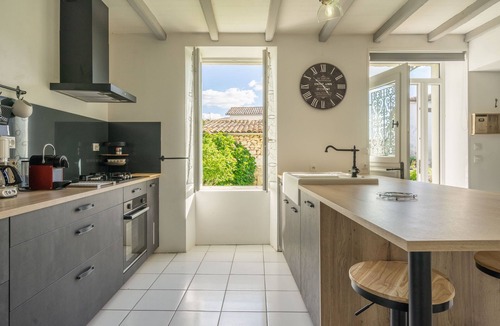 Cozes House | Holiday Home 'Maison À Cozes' with Private Terrace, Private Garden and Wi-Fi