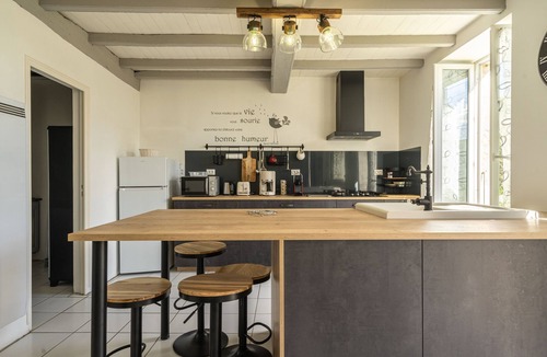 Cozes House | Holiday Home 'Maison À Cozes' with Private Terrace, Private Garden and Wi-Fi