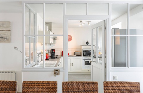 La Flotte House | Holiday Home 'Maison De La Côte' with Sea View, Private Terrace and Wi-Fi