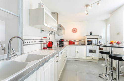 La Flotte House | Holiday Home 'Maison De La Côte' with Sea View, Private Terrace and Wi-Fi