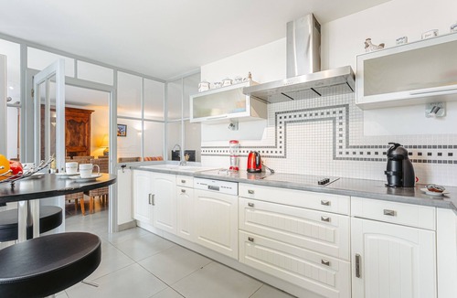 La Flotte House | Holiday Home 'Maison De La Côte' with Sea View, Private Terrace and Wi-Fi