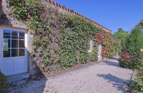 Landevieille House | Holiday Home 'Petite Roblinière 10min Plage' with Private Terrace, Shared Garden and Wi-Fi