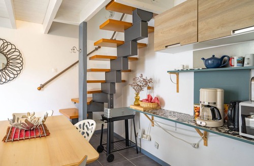 Chaillevette House | Holiday Home 'Porche Bis' with Private Garden and Wi-Fi