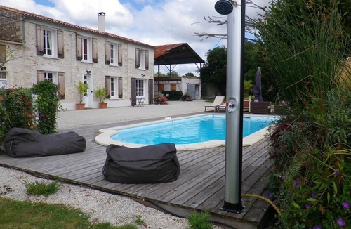 Varzay House | Holiday villa with view of the water