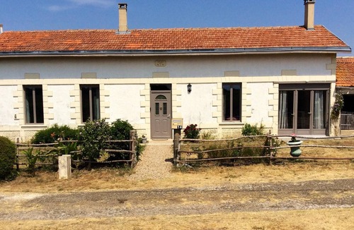 Mirambeau House | Homerez - Spacious house for 6 ppl. with garden at Saint-Bonnet-sur-Gironde