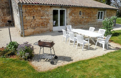 Saint-Vincent-la-Chatre House | Homerez - House with pool in St-Vincent-la-Châtre