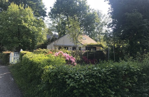 Marcillac-la-Croisille House | House with a hot tub, lake views, and lake access