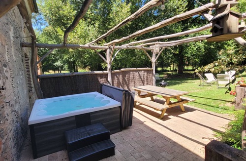 Chanzeaux House | In a former water mill, riverside 8p. gite with Spa* 30min from Angers