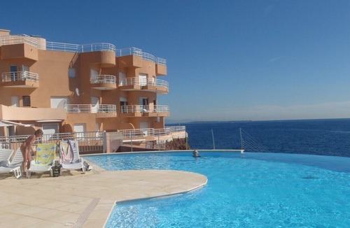 Le Trayas Apartment | In a residence by the water, 2 rooms, sleeps 4 to 5, sunny, seaside view