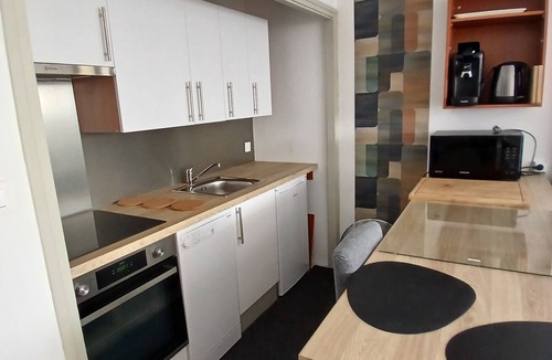 Centre Ville Apartment | In the heart of Pau, 35 m2 studio with closed parking.