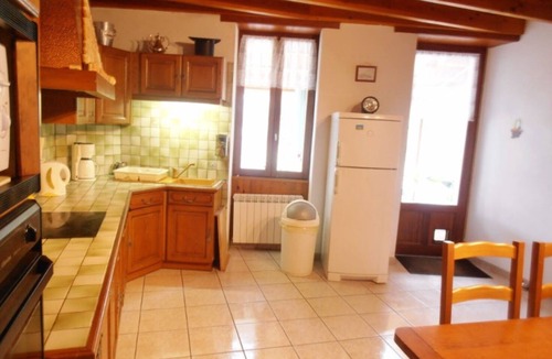 Cravans Villa | Inviting 6-Bed Farmhouse