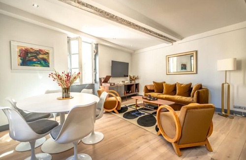 Old Town Apartment | Kelly's Nest l Heart of Town l Shellter Rentals