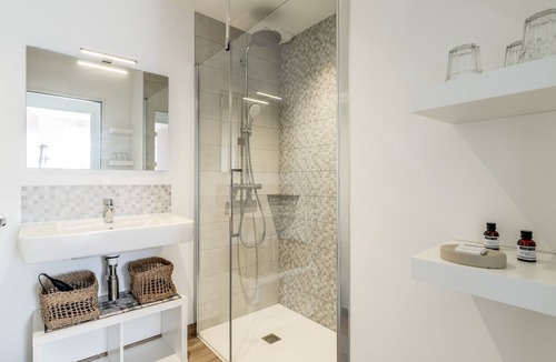 Malville Bed & Breakfast | Kerwall – Family Rooms with Shared Pool, Private Terrace, and Wi-Fi