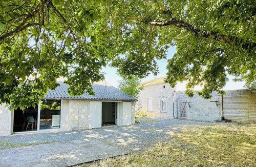 Montils House | L'Entre 2 Charentes - Cosy 2-room apartment in Charente house with garden