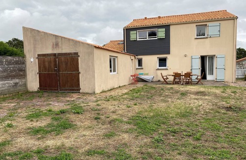 La Bernerie-en-Retz House | La Baie family home with garden on the Jade coast