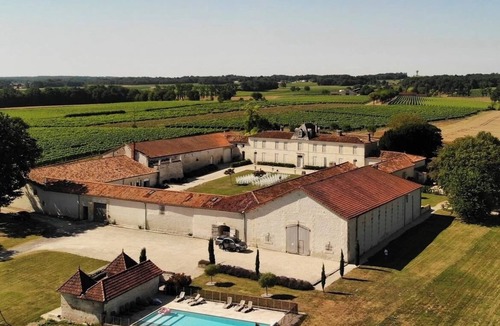 Reaux Apartment | La Cannonerie: Gîte in the heart of the Cognac vineyards with swimming pool.
