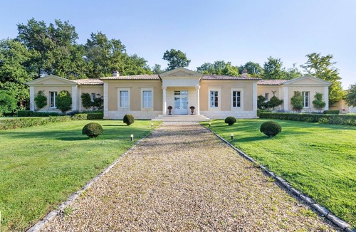 Neac House | La Closerie des Vignes – Vignobles Chatonnet: Tuscan Villa in the Heart of the Vineyards