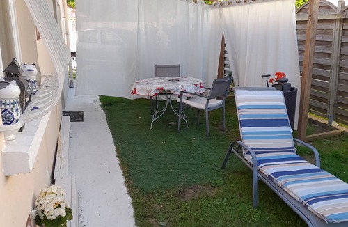 Saujon Apartment | La Datcha in a 900m2 garden planted with banana trees, agapanthus and oleanders