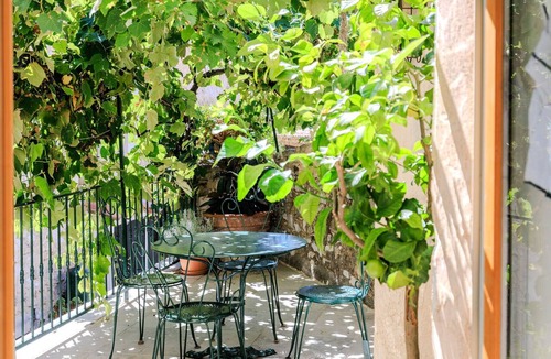 Tourrettes-sur-Loup Apartment | LA FONTAINE – Peaceful retreat in medieval Tourrettes-sur-Loup