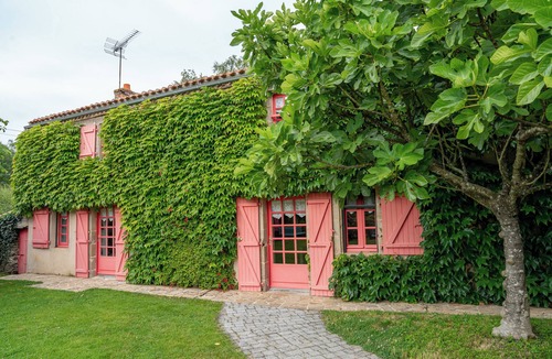 Saint-Christophe-du-Ligneron House | Large nature gite with indoor pool and fishing, charm and authenticity